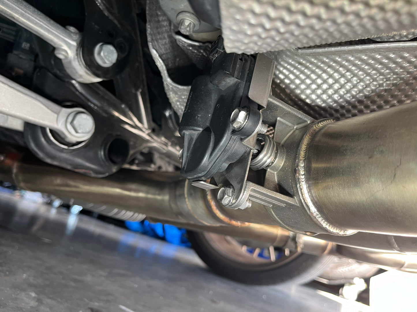 Exhaust Valve Motor Locking spring - Island Racewerks